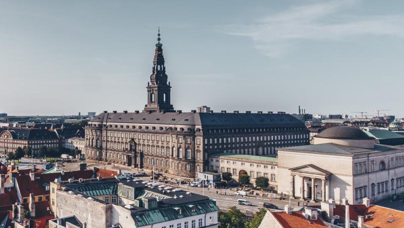 Christiansborg, eller Borgen, som hyser Danmarks regering och riksdag. 