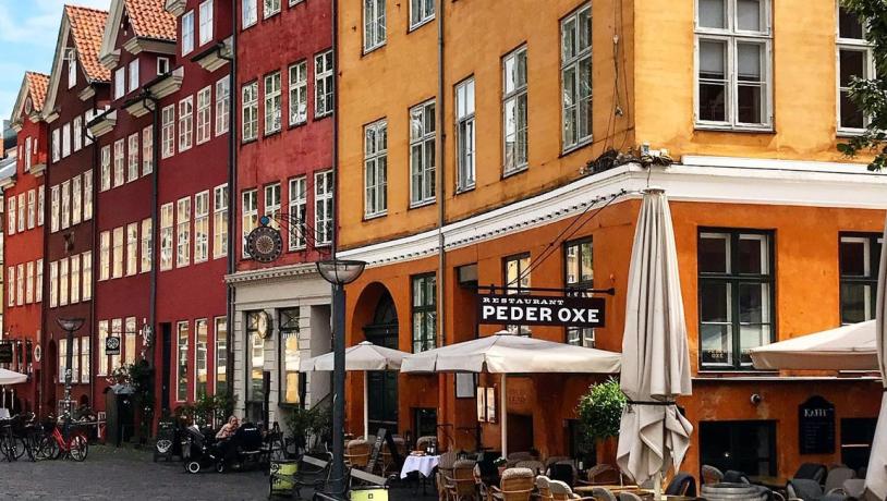 Byggnaderna vid Gråbrødretorv i Köpenhamn är kända för sina varma röda och orangea toner
