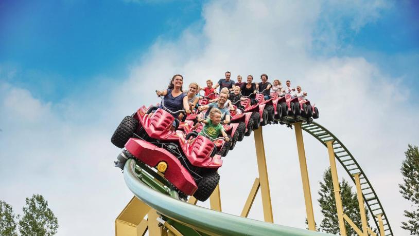 Foreldre og barn på Juvelen i Djurs Sommerland fornøyelsespark ved Aarhus