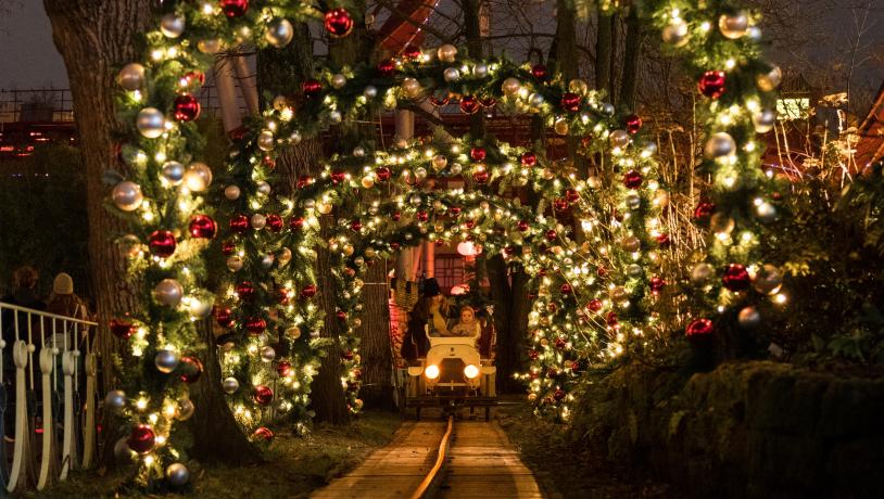 En gång genom Tivoli prydd med juldekorationen och ljus 