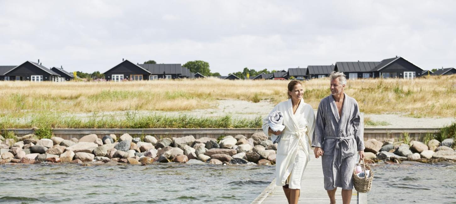 Paar auf dem Weg zum Schwimmen, Nysted Dänemark