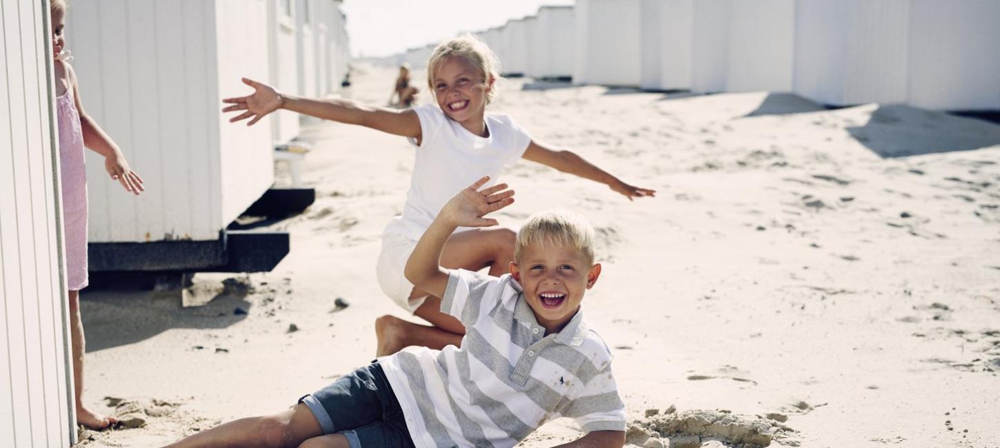 Barn som leker på Løkken Strand