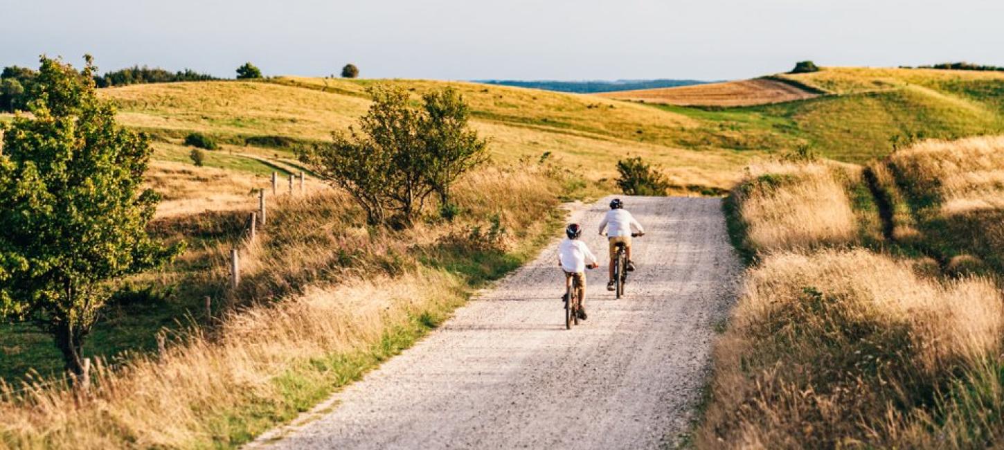 Barn som cyklar i Mols Bjerge Nationalpark i Djursland, Aarhusregionen