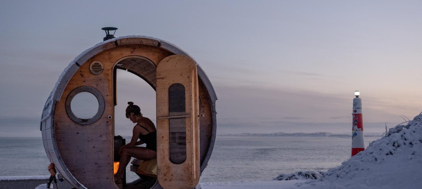 Vinterbader i sauna på strand i Klitmøller
