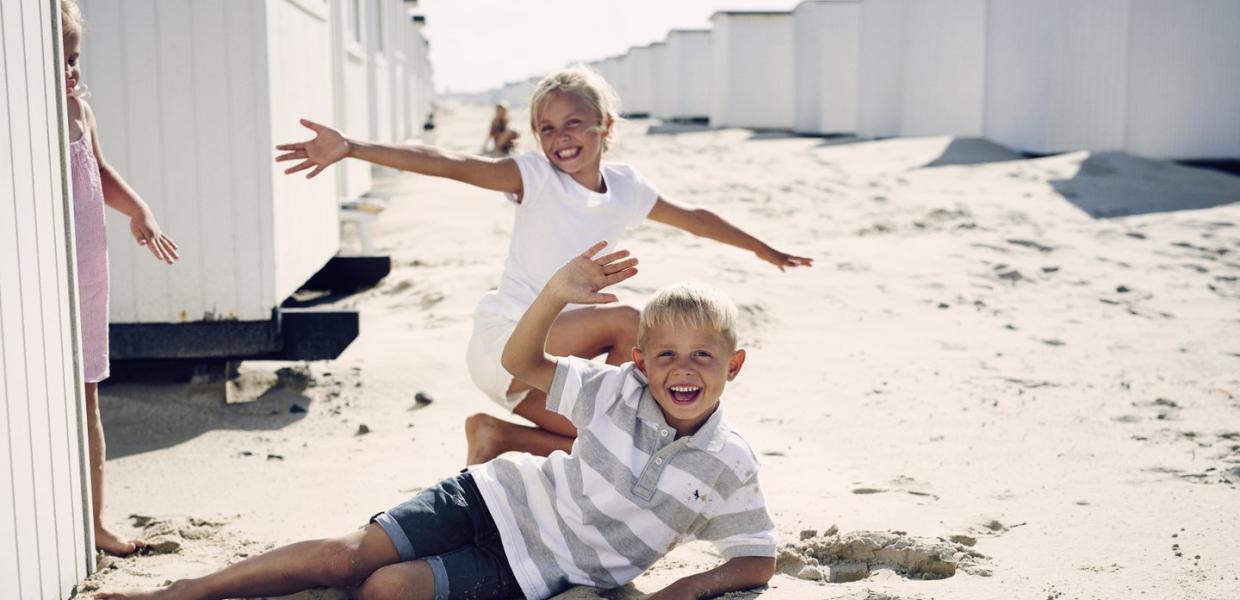 Barn som leker på Løkken Strand