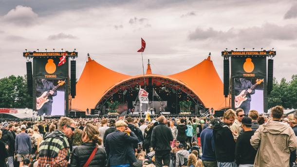Den ikoniska orangea scenen på Roskildefestivalen. 