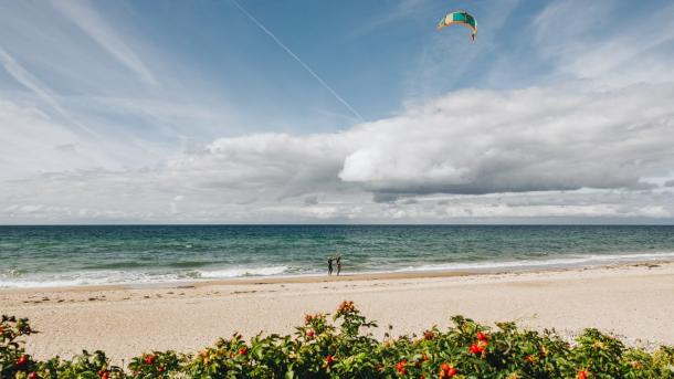 Kitesurfer am Tisvildeleje Strand an der Dänischen Riviera in Nordseeland an der Dänischen Ostsee