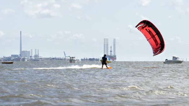 person som kitesurfer i Ho Bugt utenfor Esbjerg, Vadehavet nasjonalpark