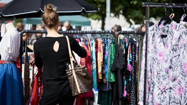Kvinne som shopper ved Ingerslevs Boulevard i Aarhus
