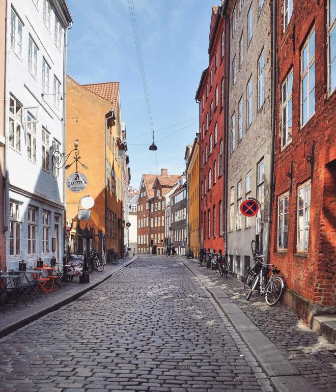 De färggranna byggnaderna på Magstræde, en av Köpenhamns äldsta gator