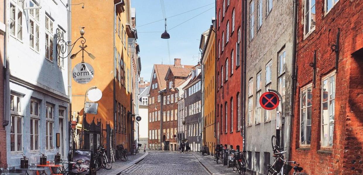 De färggranna byggnaderna på Magstræde, en av Köpenhamns äldsta gator