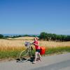 Frau schiebt ihr Fahrrad auf einem Radurlaub auf dem Dänischen Ostseeradweg