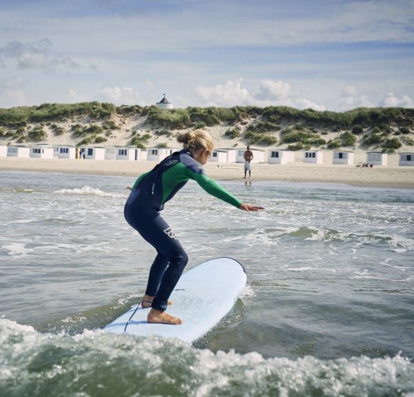 Surfa på Løkken strand. Nordjylland. 