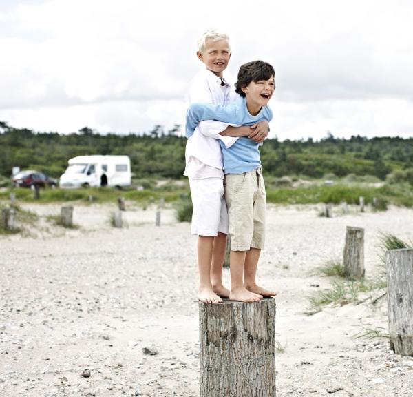 Jungs spielen in Dänemark am Strand