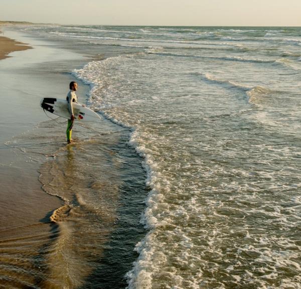 Surfa på Løkken Strand i Nordjylland