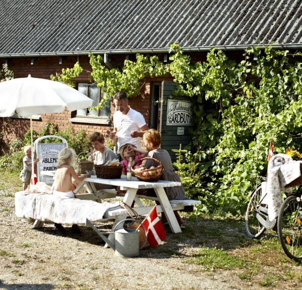 Family at a farm shop on Fejø