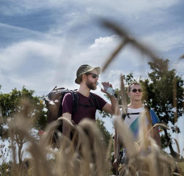 Wanderer machen Rast auf dem dänischen Pilgerweg Heerweg