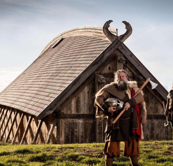 Vikinger in front of a hut, Fjordlandet