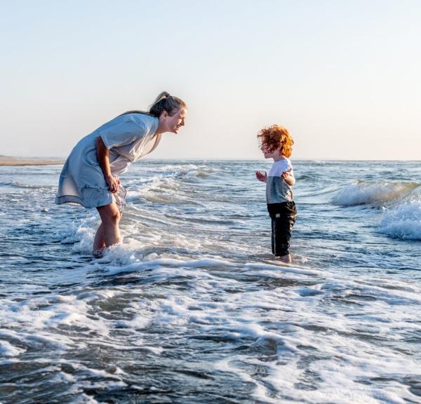 Familie leker på stranden på Blokhus strand i nordjylland