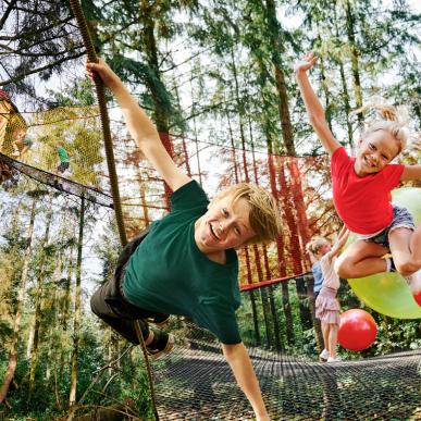 Lek högt upp i trädtopparna på WOW PARK som hör till LEGOLAND Billund Resort