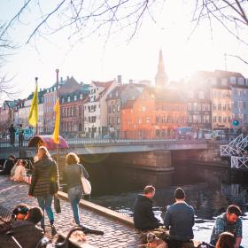 Upplev den mysiga stämningen vid Christianshavns kanaler i Köpenhamn