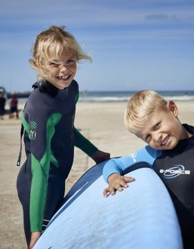Stränderna på Nordjylland passar perfekt för att lära sig surfa. Lökken strand. 