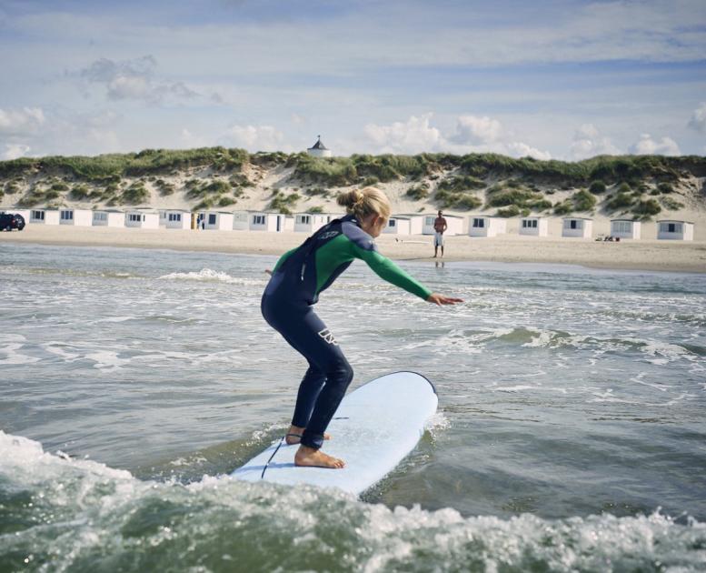 Surfa på Løkken strand. Nordjylland. 