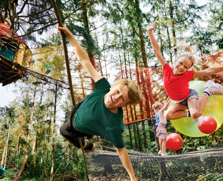 Lek högt upp i trädtopparna på WOW PARK som hör till LEGOLAND Billund Resort