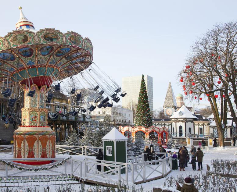 En gammeldags karusell på tivoli i Köpenhamn under vintertid