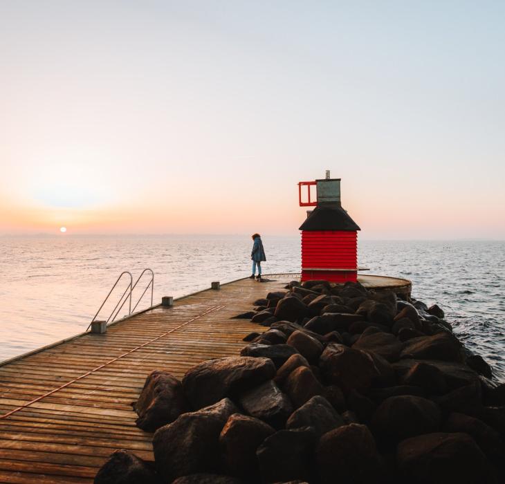 Person på molen i Lynæs, Nordsjælland